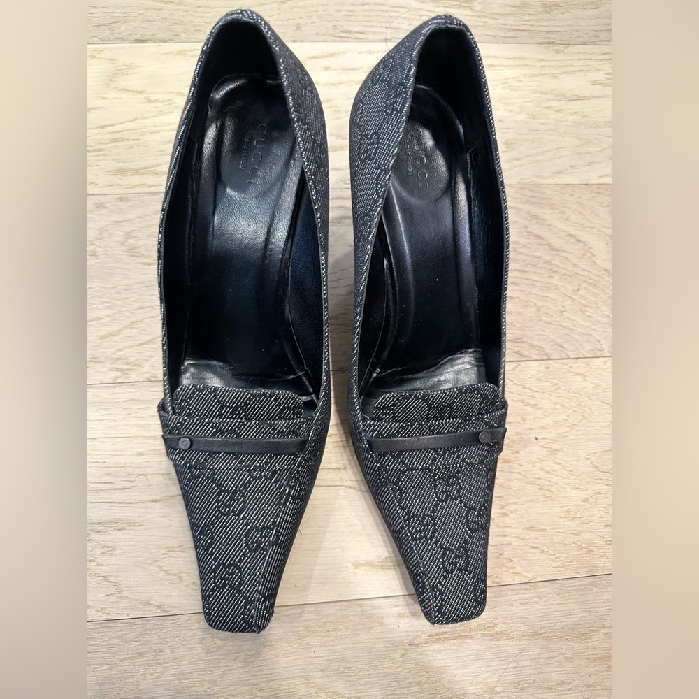 Authentic grey / black denim monogram Gucci Logo pumps / heels! EUC
